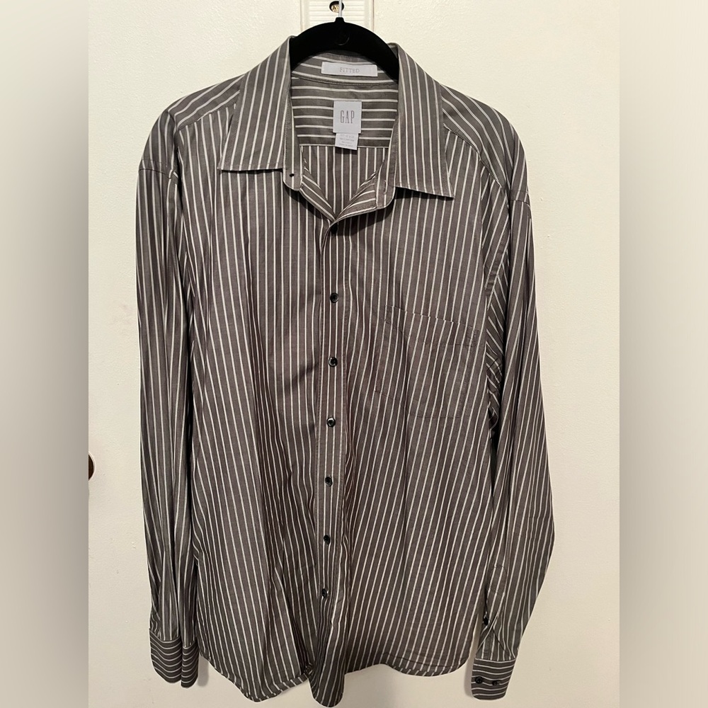 GAP Men’s Fitted Button-Down Shirt | Sz. XL | Color: Grey Stripe | Gently used